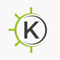 lettre k navire logo concept avec navire roue symbole vecteur modèle