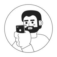 barbu caucasien homme à la recherche à téléphone noir et blanc 2d vecteur avatar illustration. en portant mobile barbe européen adulte Masculin contour dessin animé personnage visage isolé. social médias utilisateur plat portrait