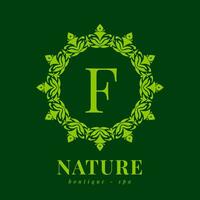 lettre F la nature frontière couronne initiale logo pour boutique spa et beauté bien-être vecteur