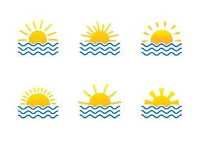 collection de modèles de logo de dessin animé lever du soleil et mer. vagues d'eau et jeu d'icônes de rayon de soleil. concept d'agence de voyage vecteur