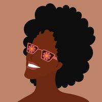 magnifique souriant africain américain femme dans rose des lunettes de soleil. afro cheveux style. mode portrait illustration. sensationnel Années 70 style fleurs réfléchi dans lunettes. kaléidoscope des lunettes vecteur