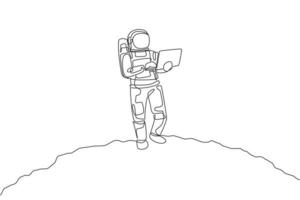 dessin au trait continu unique d'un astronaute debout sur la surface de la lune tout en tapant à l'aide d'un ordinateur portable. bureau d'affaires avec le concept d'espace extra-atmosphérique de galaxie. Une ligne à la mode dessiner illustration vectorielle graphique de conception vecteur