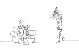 un dessin au trait continu d'une jeune maman assise sur un canapé et lisant un livre à son fils pendant que papa joue avec sa fille à la maison. concept de parentalité familiale heureuse. illustration vectorielle de dessin à une seule ligne vecteur