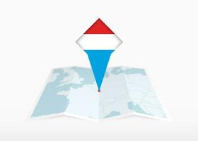 Luxembourg est représenté sur une plié papier carte et épinglé emplacement marqueur avec drapeau de Luxembourg. vecteur