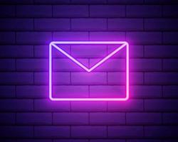 icône de courrier et de courrier électronique au néon rougeoyant isolé sur fond de mur de briques. e-mail de symbole d'enveloppe. signe de message électronique. concept de contour coloré. vecteur