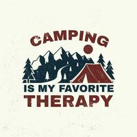 camping est mon préféré thérapie. vecteur. concept pour chemise, logo, imprimer, timbre ou tee. ancien typographie conception avec camping tente, Montagne et forêt silhouette. Extérieur aventure citation vecteur