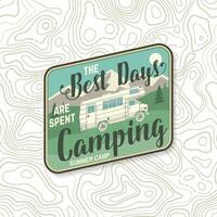 le meilleur journées sont dépensé camping. vecteur . concept pour chemise, logo, imprimer, timbre ou tee. ancien typographie conception avec camping bande annonce et forêt silhouette. Extérieur aventure citation