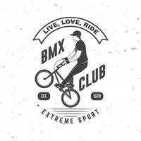 bmx extrême sport club badge. vecteur. concept pour chemise, logo, imprimer, timbre, tee avec homme balade sur une sport vélo. ancien typographie conception avec bmx cycliste silhouette. vecteur