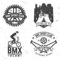 ensemble de bmx extrême sport club badge. vecteur. concept pour chemise, imprimer, timbre, tee avec homme balade sur une sport vélo. ancien typographie conception avec bmx cycliste et nuit ville silhouette. vecteur