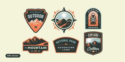 aventure Extérieur badge logos. ensemble de ancien montagnes paysage illustration camp logo patchs. vecteur emblème conceptions. génial pour chemises, timbres, autocollants logos et Étiquettes.