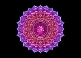 modèle de logo septième chakra sahasrara. symbole du chakra de la couronne, méditation du signe sacré du lotus violet, icône du mandala rond en or yoga. symbole d'or om au centre, vecteur isolé sur fond noir