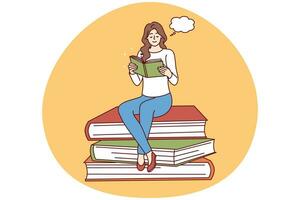 souriante jeune femme assise sur une pile de lecture de livres énormes. une fille heureuse aime visualiser ou imaginer la littérature. éducation et passe-temps. illustration vectorielle. vecteur