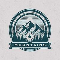 montagnes logo badge ancien style vecteur