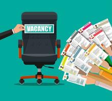 Bureau chaise et signe poste vacant dans main de chef. embauche et recrutement. Humain Ressources la gestion concept, recherche professionnel personnel, travail. a trouvé droite CV. vecteur illustration dans plat style