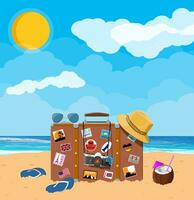 ancien vieux Voyage valise sur plage. cuir rétro sac avec autocollants. chapeau, photo caméra, lunettes, retourner flops, noix de coco. le sable plage, mer, nuage, Soleil. vacances Voyage. vecteur illustration plat style