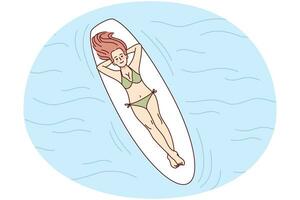 content femme mensonge sur planche nager dans mer sur été les vacances. souriant fille prendre plaisir heure d'été dans nager bassin. des loisirs concept. vecteur illustration.