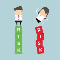 gestion des risques commerciaux de la différence entre les gens d'affaires entre un succès et un échec. vecteur