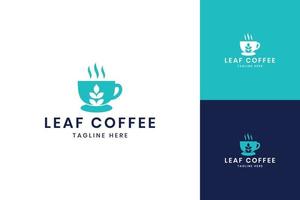 création de logo espace négatif café feuille vecteur