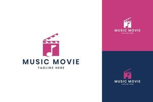 création de logo d'espace négatif de film musical vecteur