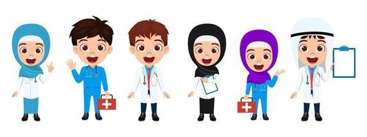 Heureux enfant mignon garçon et fille médecin infirmière personnage portant une tenue de médecin et d'infirmière arabe musulmane debout avec une expression joyeuse vecteur