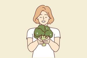 content femme avec brocoli dans mains recommande Aller végétalien et en mangeant seulement Frais biologique des légumes. souriant fille en portant brocoli rempli avec utile vitamines pour corps et immunité. vecteur