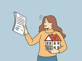 femme agent immobilier aide gens dans achat réel biens et détient hypothèque Contrat et modèle de maison dans main. agent immobilier fille sourires, réjouissance à vente maison et recevoir pourcentage pour travail. vecteur