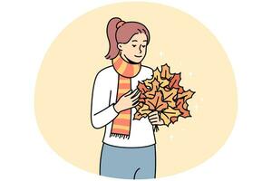 heureuse jeune femme avec bouquet de feuilles d'or dans les mains. fille souriante profiter de l'automne d'or à l'extérieur. automne. illustration vectorielle. vecteur