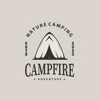 camping logo sauvage forêt conception Extérieur aventure illustration de des arbres et Facile tente vecteur