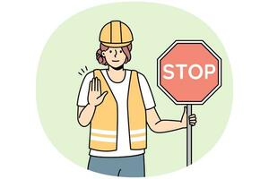 jeune femme en uniforme tenant le panneau de signalisation d'arrêt dans les mains. une travailleuse en casque se tient sur le geste de la main d'arrêt du spectacle routier. illustration vectorielle. vecteur