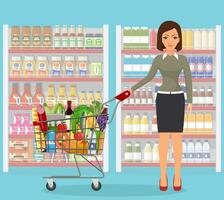 Jeune femme pousser supermarché achats Chariot plein de épiceries. vecteur illustration dans plat style
