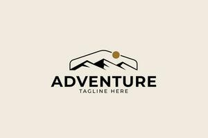 Montagne aventure badge logo conception pour Extérieur et sport vecteur
