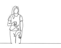 un seul dessin au trait d'une jeune étudiante debout portant une chemise décontractée tenant une tasse de café en papier. boire du thé concept ligne continue dessiner illustration de conception graphique vectorielle vecteur