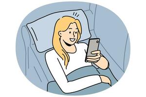 fille heureuse allongée sur un canapé à l'aide de SMS ou de messagerie sur téléphone portable. jeune femme souriante se détendre sur un canapé à la maison naviguer sur Internet sur smartphone. illustration vectorielle. vecteur