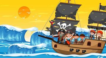 scène de l & # 39; océan au coucher du soleil avec des enfants pirates sur le navire vecteur