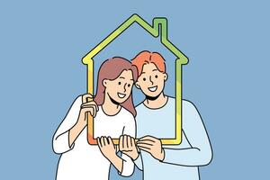 homme et femme avec maison contour symbolisant famille propriété et durable énergie efficace logement. Jeune couple recommande prise en dehors hypothèque ou assurer maison à éviter possible problèmes vecteur