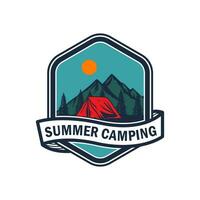 insigne de vecteur de camping et d'aventure illustration logo