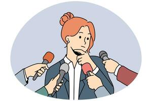 femme politique pensive pensant parler avec des reporters ou des journalistes. une femme conférencière a une interview dans les microphones lors de la conférence. illustration vectorielle. vecteur