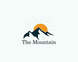 Montagne logo Créatif vecteur randonnée illustration vecteur