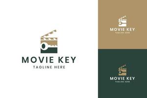 création de logo d'espace négatif de clé de film vecteur