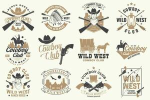 cow-boy club badge. ranch rodeo. vecteur. concept pour chemise, logo, imprimer, timbre, tee avec cow-boy et fusil à pompe. ancien typographie conception avec sauvage Ouest et occidental fusil silhouette. vecteur