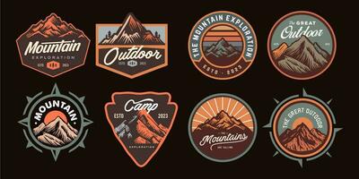 Montagne aventure branché logos. ensemble de ancien Extérieur montagnes été camp badges ou patchs. vecteur emblème conceptions. génial pour chemises, timbres, autocollants logos et Étiquettes.