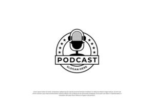 Podcast emblèmes. radio logo, diffuser et studio badges avec ancien micros. vecteur