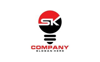 initiale sk avec lumière ampoule logo conception vecteur