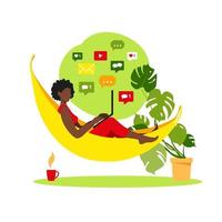 femme africaine assise sur un hamac avec ordinateur portable. travailler sur un ordinateur. freelance, éducation en ligne ou concept de médias sociaux. travail à domicile, travail à distance. illustration vectorielle moderne de style plat. vecteur