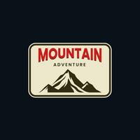 Montagne aventure logo vecteur illustration