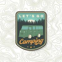 laisse aller camping. été camp. vecteur illustration concept pour chemise ou logo, imprimer, timbre ou tee. ancien typographie conception avec RV camping car et forêt silhouette.