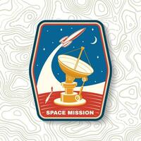 espace mission logo, badge, correctif. vecteur. concept pour chemise, imprimer, timbre, recouvrir ou modèle. ancien typographie conception avec espace fusée, Satellite vaisselle et lune silhouette. vecteur