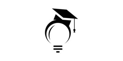 logo conception combiner le forme de une lampe avec une l'obtention du diplôme casquette, éducatif logo conception. vecteur