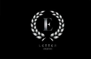 icône du logo de la lettre de l'alphabet e en métal gris argenté avec un design floral pour l'entreprise et l'entreprise vecteur