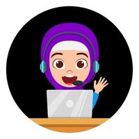 heureux mignon belle enfant arabe musulman personnage avatar portant une tenue d'affaires musulmane hijab et microphone avec une expression faciale joyeuse assis sur un bureau avec un centre d'appels pour ordinateur portable vecteur